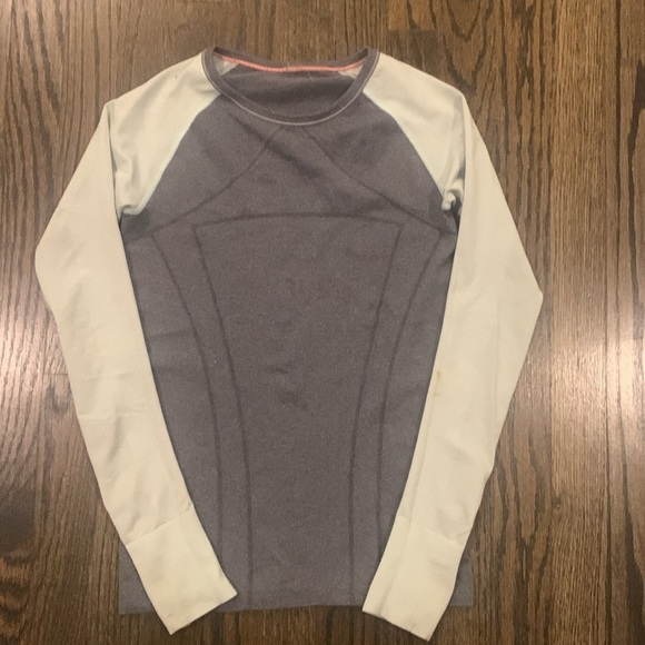 Girls long sleeve Ivivva top
Tag with size missing.
Appears to be a youth 12 - Picture 6 of 6